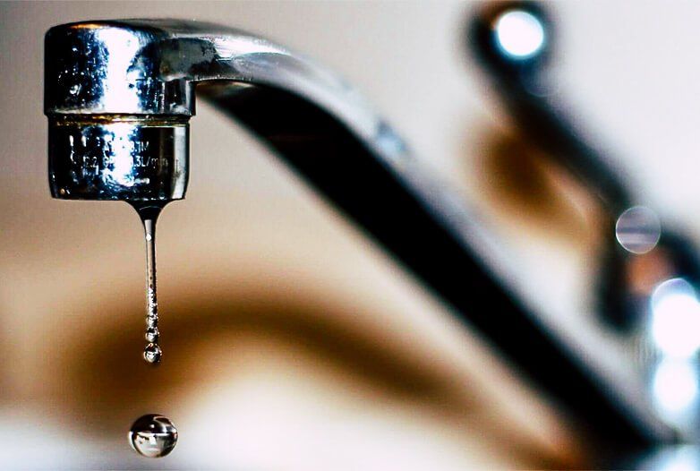 Plumbers to fix leaking taps