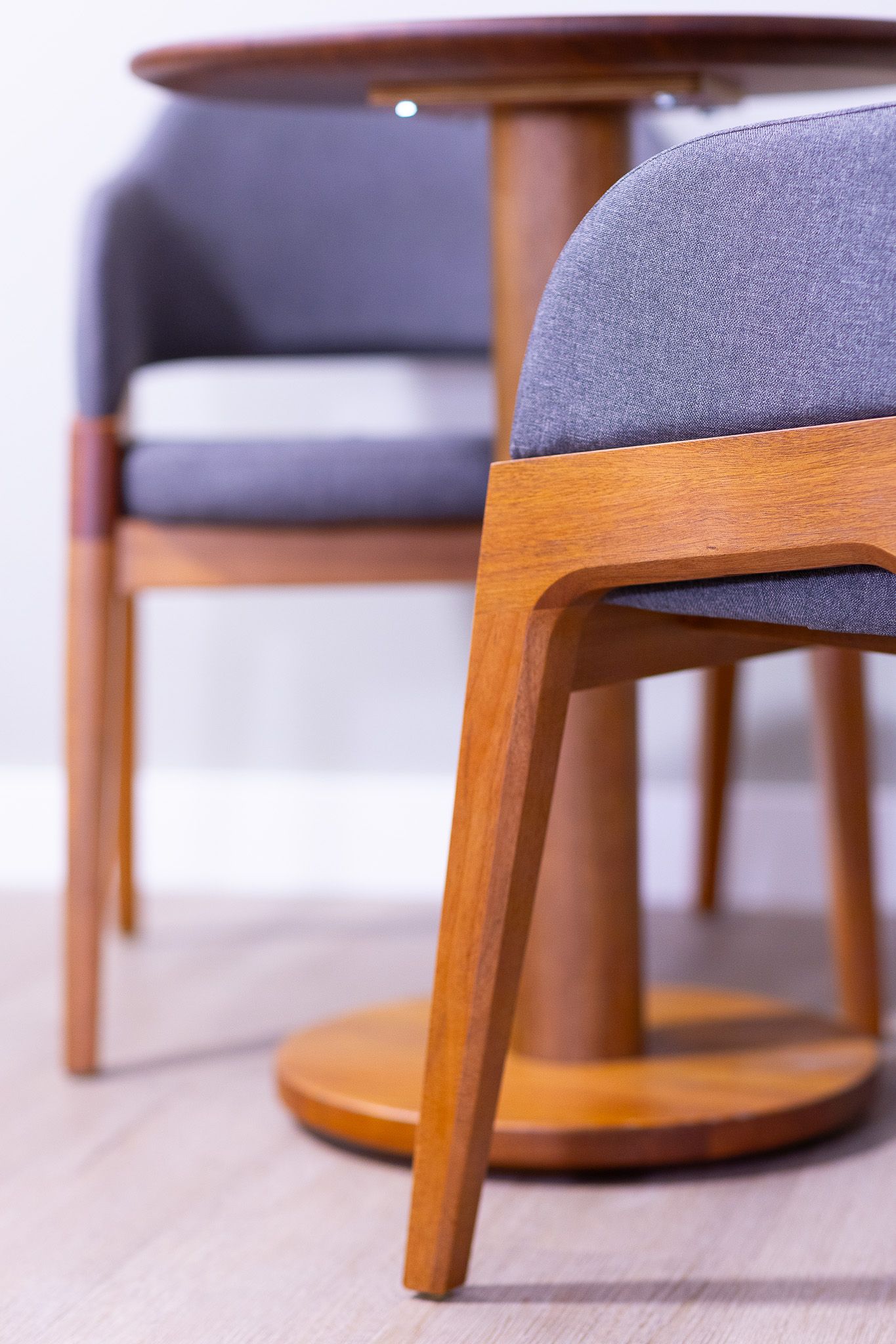 Uma sala de conferências com mesas e cadeiras, um projetor e papéis.