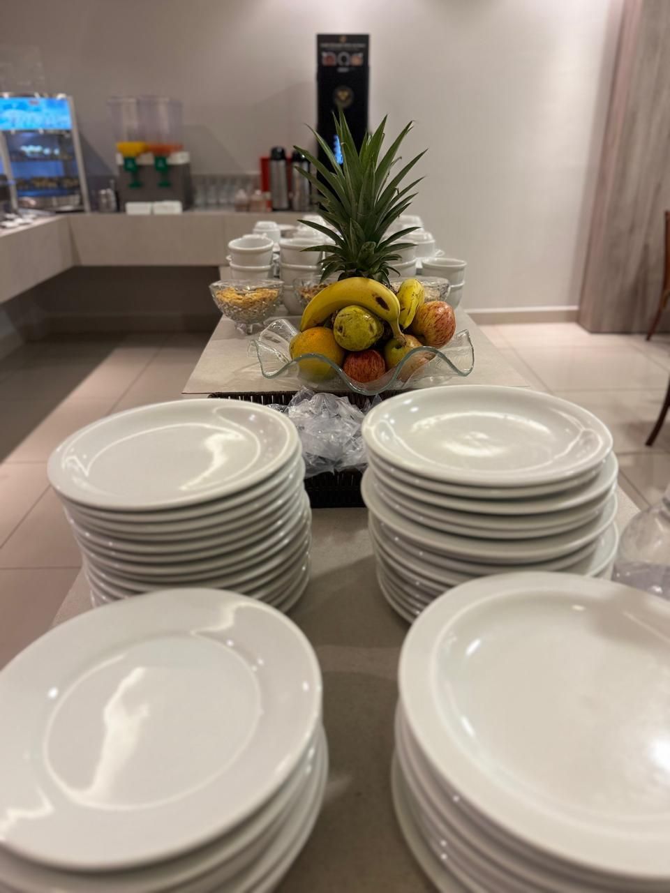 Banheiro moderno com banheira branca e parede com estampa vermelha.