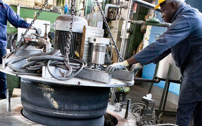 operaio al lavoro su un impianti di nitrurazione gassosa del gas