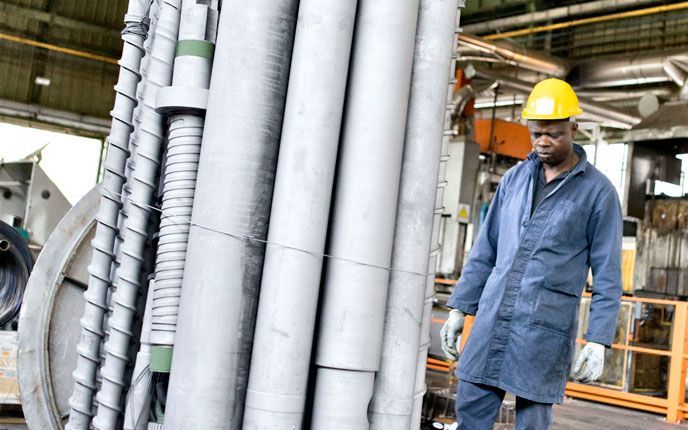 operaio al lavoro su un impianti di nitrurazione gassosa del gas