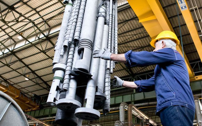 operaio al lavoro su un impianti di nitrurazione gassosa del gas