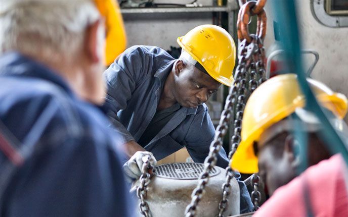operaio al lavoro su un impianti di nitrurazione gassosa del gas