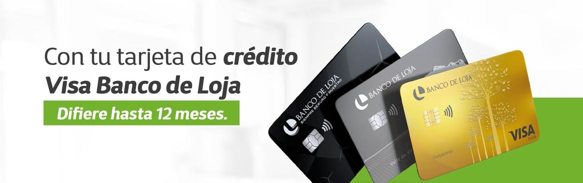 Un grupo de tarjetas de crédito están colocadas una al lado de la otra sobre una superficie verde.