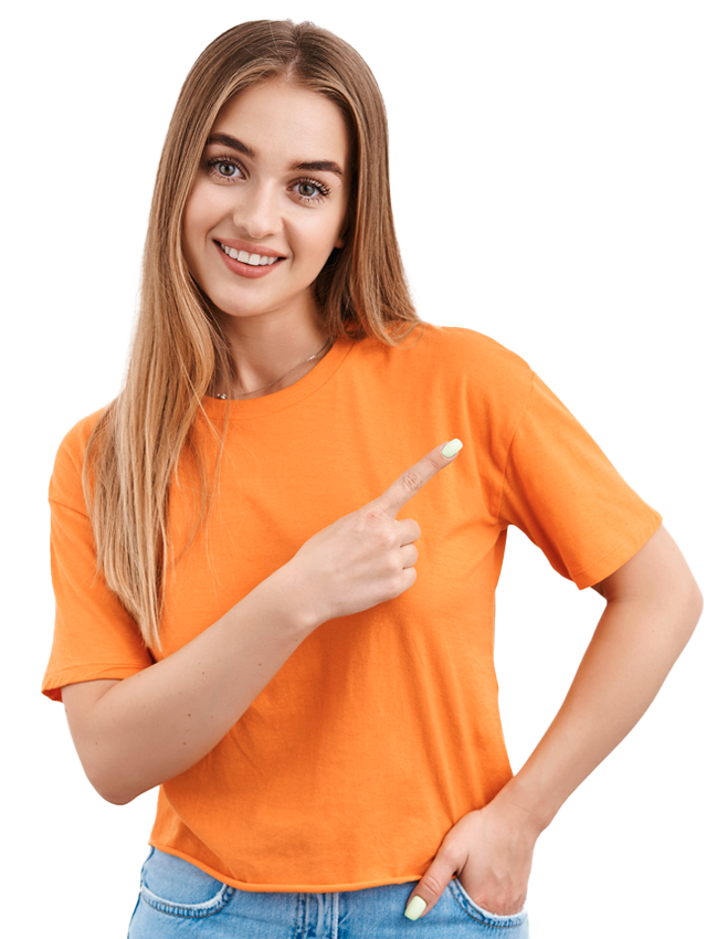 Mulher sorridente com camisa laranja aponta para a direita contra um fundo branco.