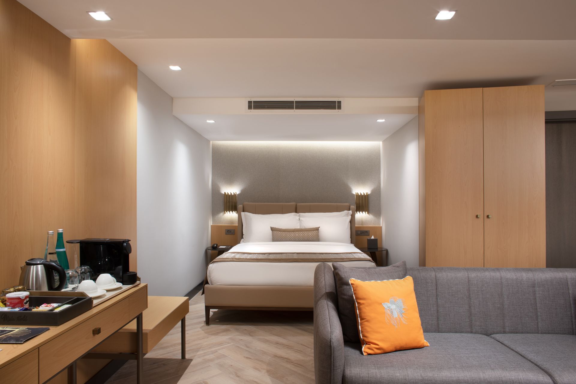 Mula Hotel, Otel odasında yatak, kanepe, çalışma masası ve ahşap paneller bulunmaktadır.