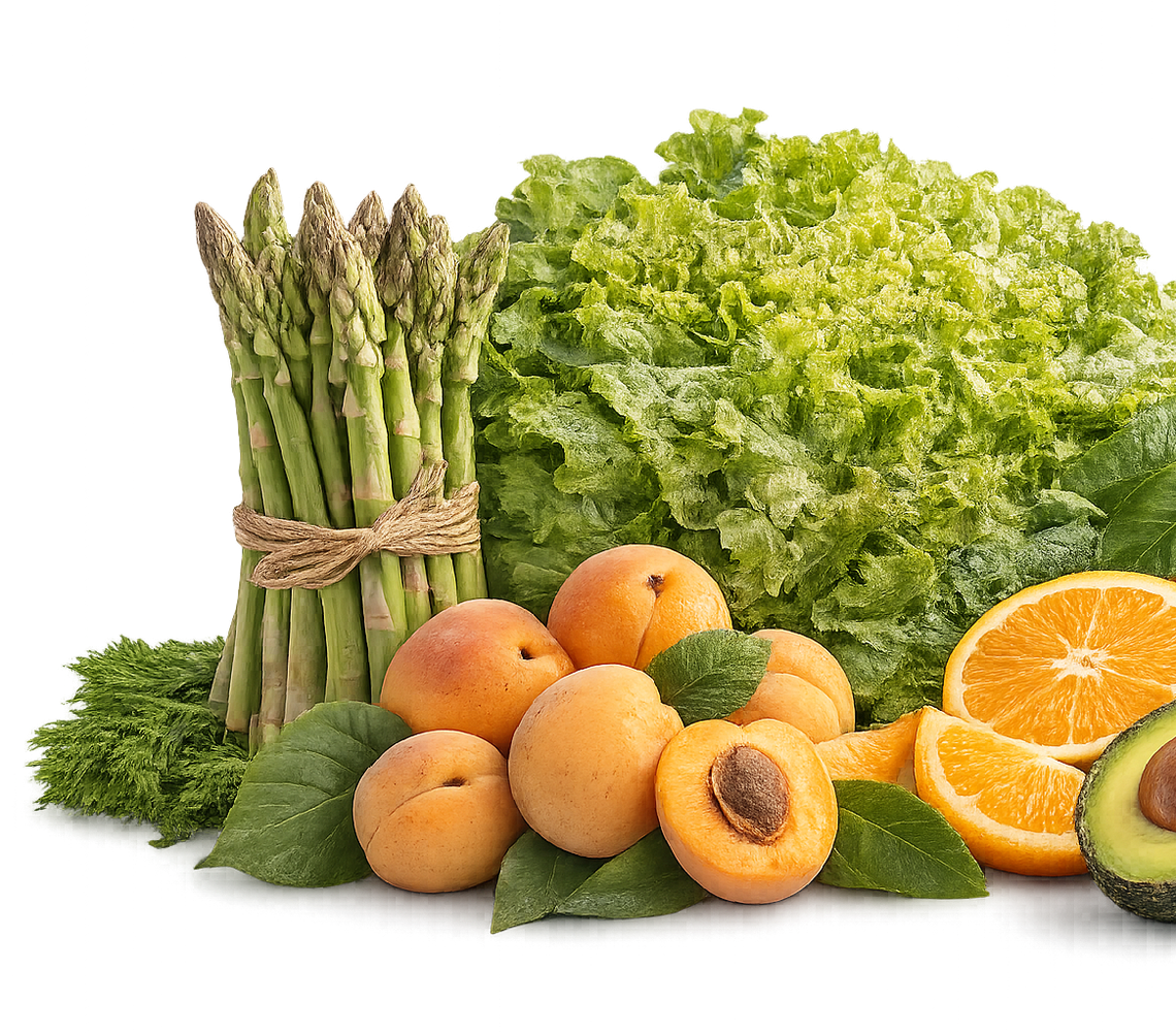 Frutta e verdura fresca: asparagi, lattuga, arance, albicocche, avocado e broccoli su sfondo bianco.