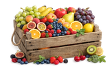 Cassa di legno stracolma di frutta fresca assortita, tra cui banane, uva, frutti di bosco, arance, mele e kiwi.
