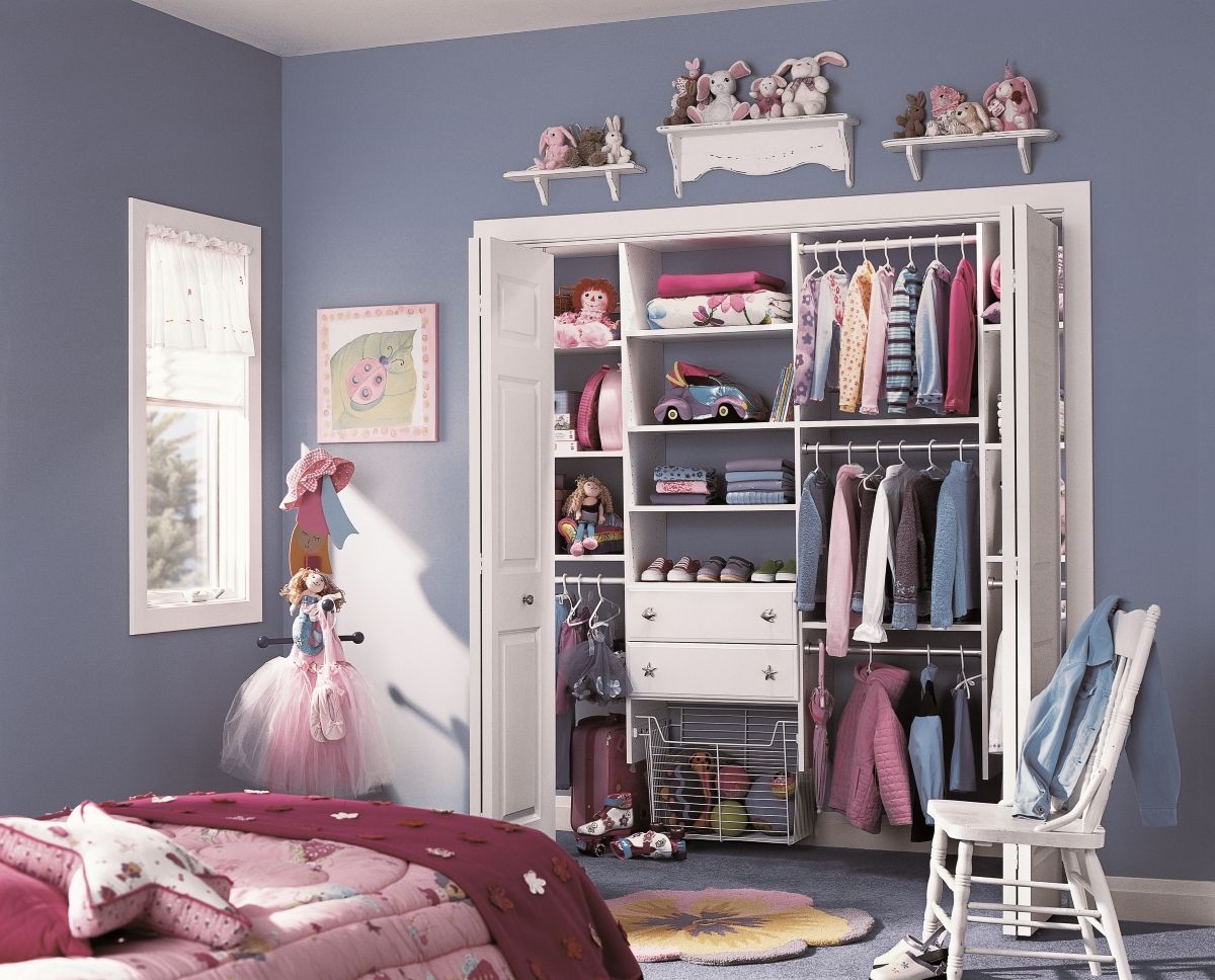 A girl 's bedroom with a closet and a bed