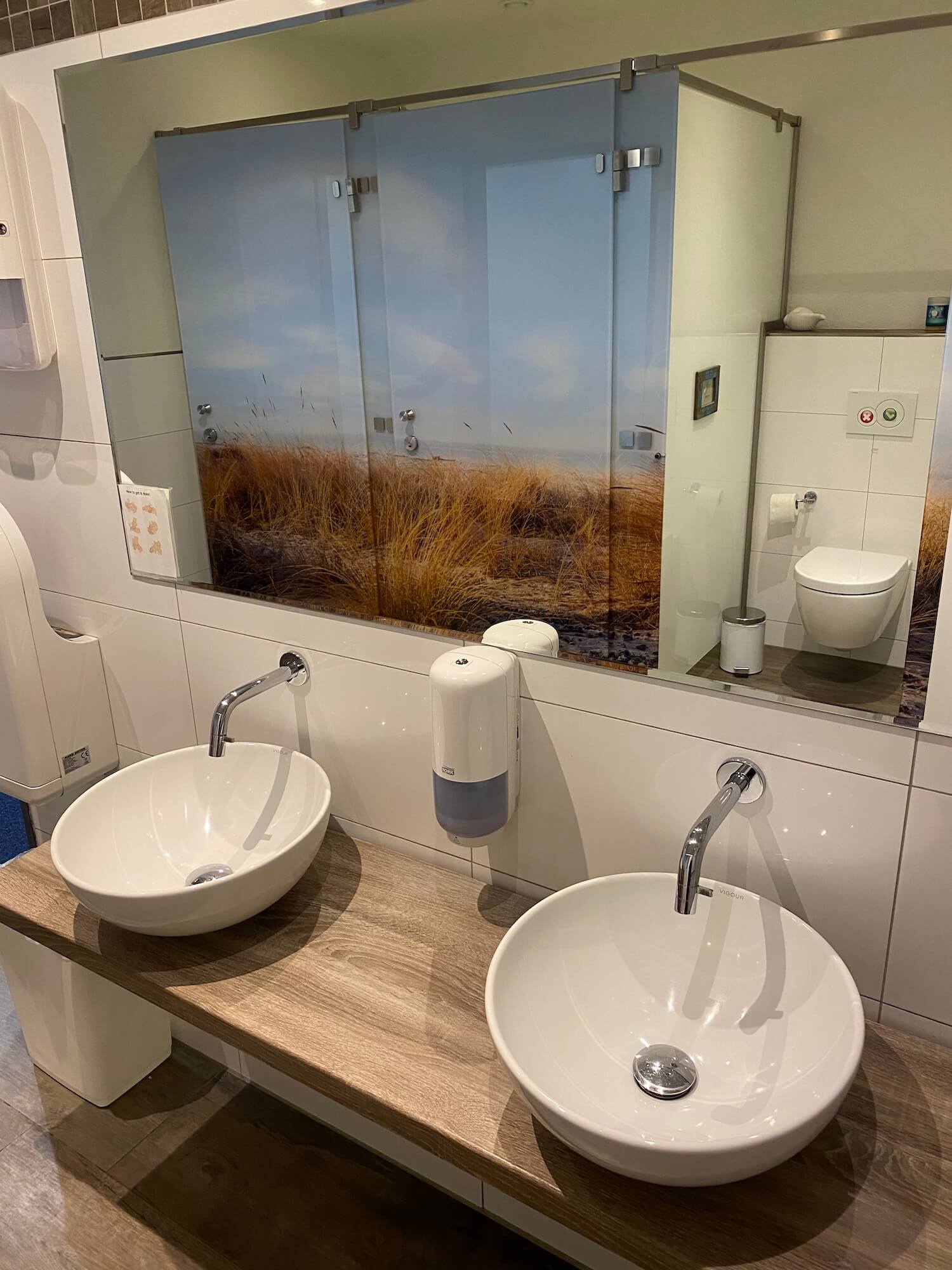 Ein Badezimmer mit zwei Waschbecken und einer Toilette.