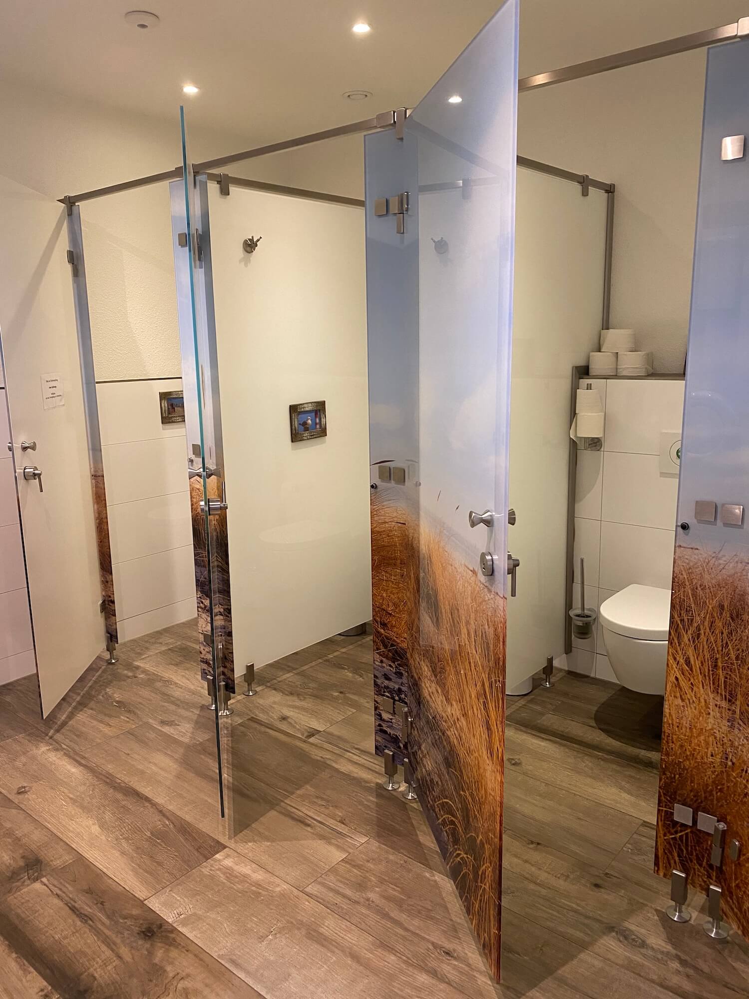 Ein Badezimmer mit Toilette und Duschkabine.