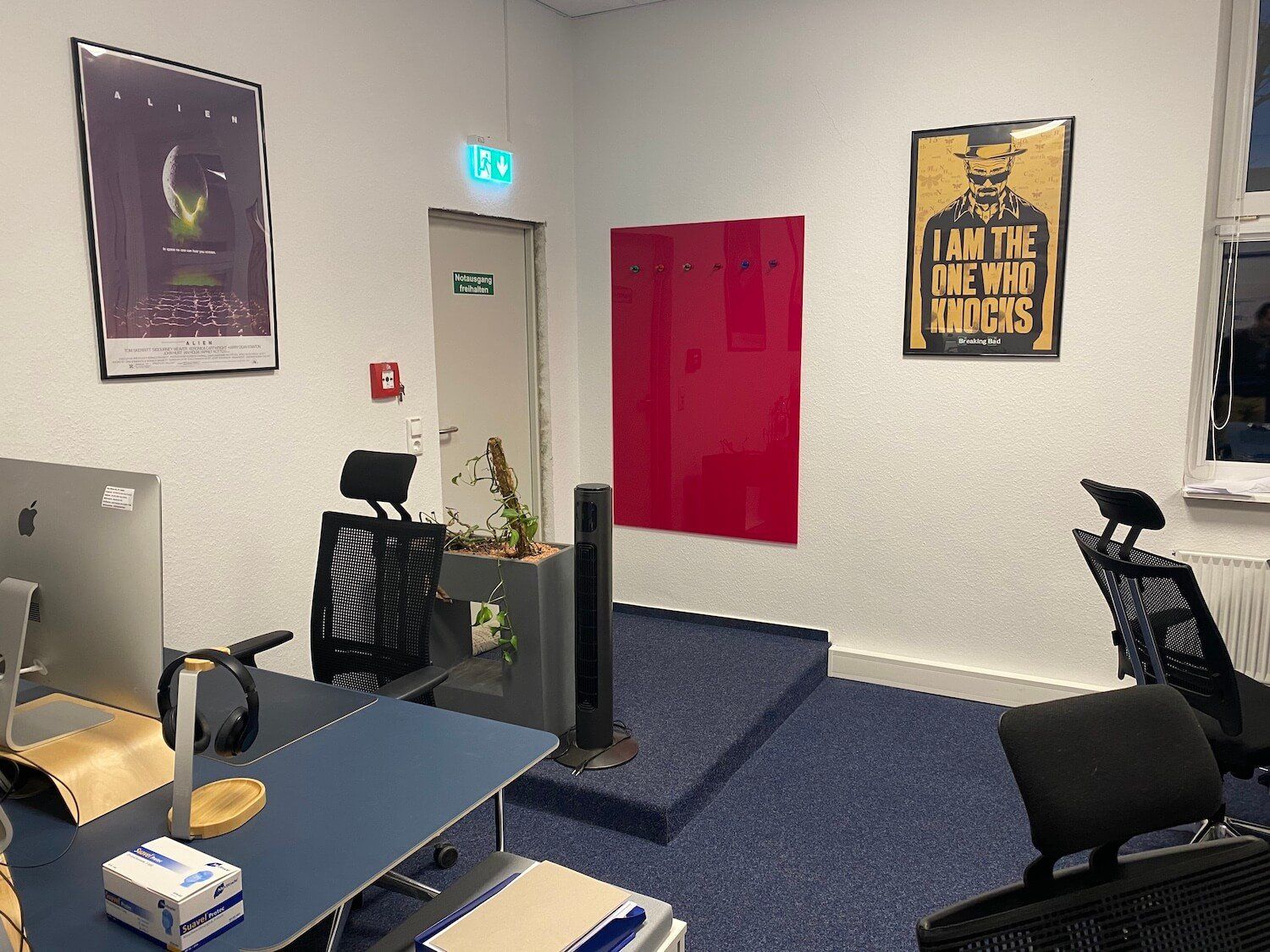 Ein Zimmer mit einem Schild an der Wand, auf dem steht: „Ich bin derjenige, der lacht.“