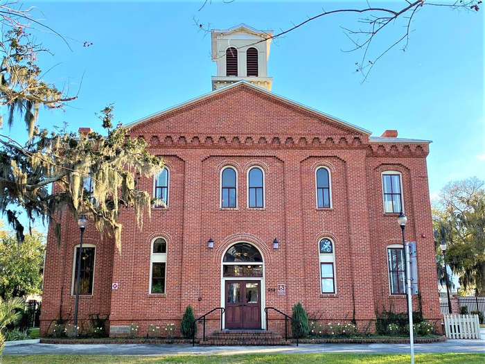 Exterior photo of the Amelia Schoolhouse Inn at dusk.
