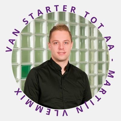 Portret van een man in een zwart shirt, omlijst door een groene tegelachtergrond en cirkelvormige paarse tekst.