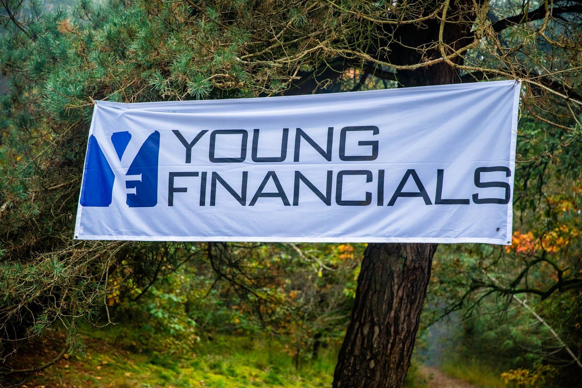 Witte banner met het logo van