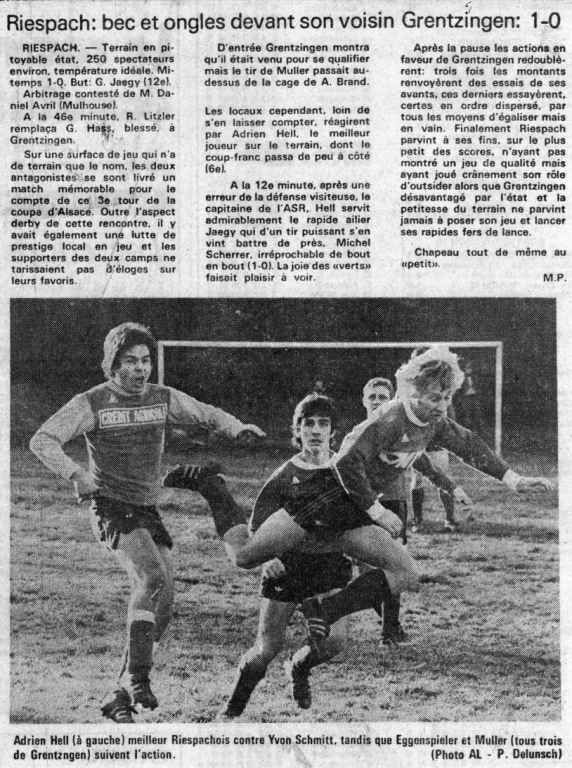 Une photo en noir et blanc d'un groupe de personnes jouant au football.