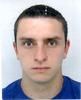 Un gros plan du visage d'un homme portant une chemise bleue.