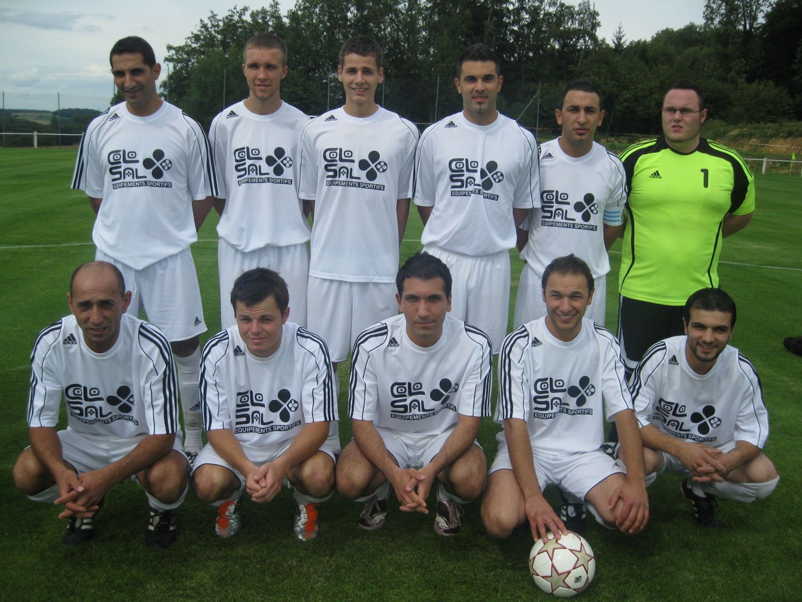 Un groupe de joueurs de football posent pour une photo et l'un d'eux a le numéro 1 sur son maillot