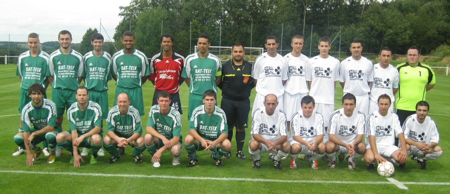 Un groupe de joueurs de football pose pour une photo d'équipe