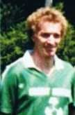 Un homme aux cheveux roux porte une chemise verte avec le numéro 3 dessus.