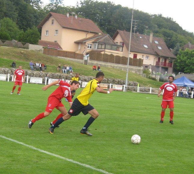 Un groupe de joueurs de football jouent sur un terrain