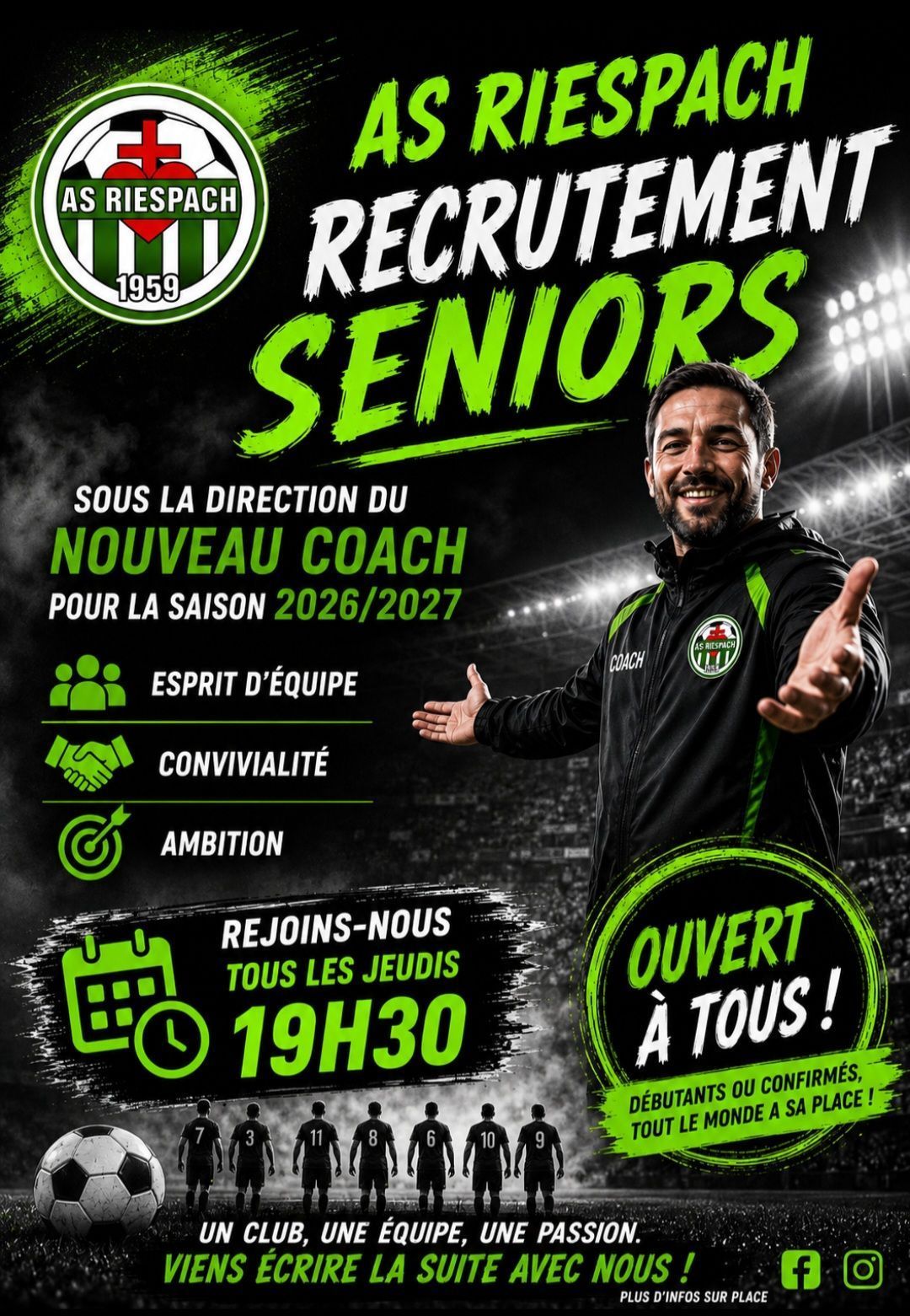 Un tas de ballons de football sont posés sur l'herbe