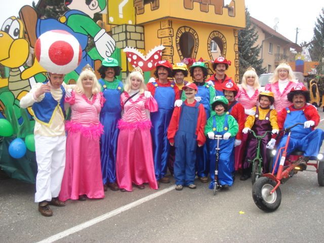 Un groupe de personnes habillées en costumes de Mario pose pour une photo