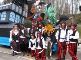 Un groupe de personnes habillées en costumes de pirates posent pour une photo