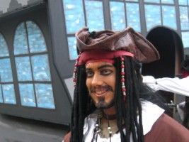 Un homme déguisé en Jack Sparrow de Pirates des Caraïbes