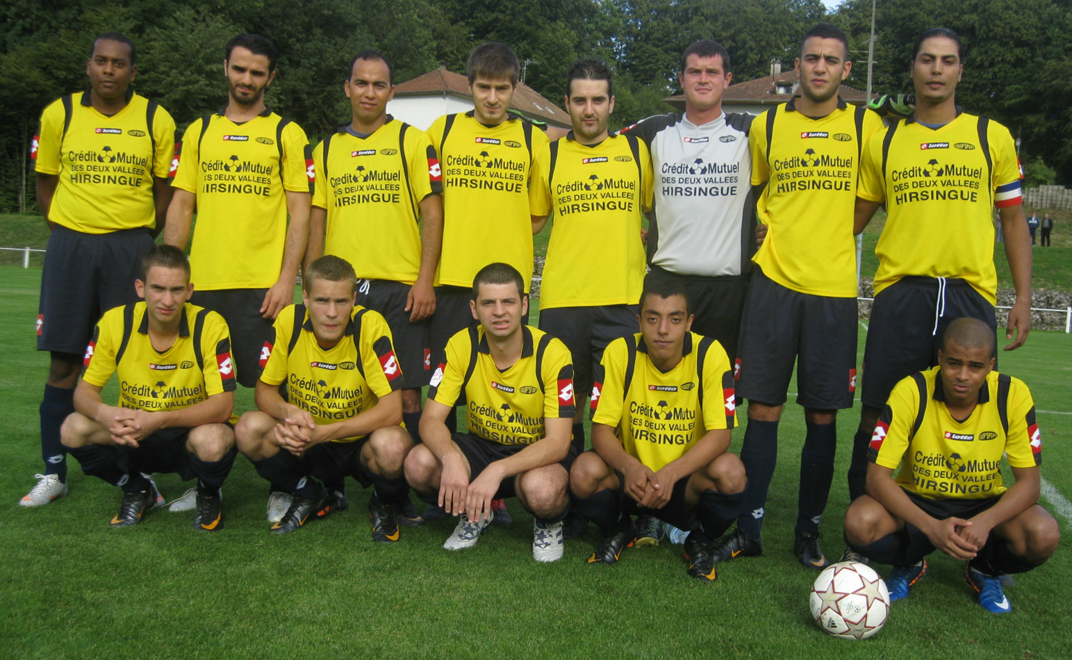 Un groupe de joueurs de football posant pour une photo d'équipe