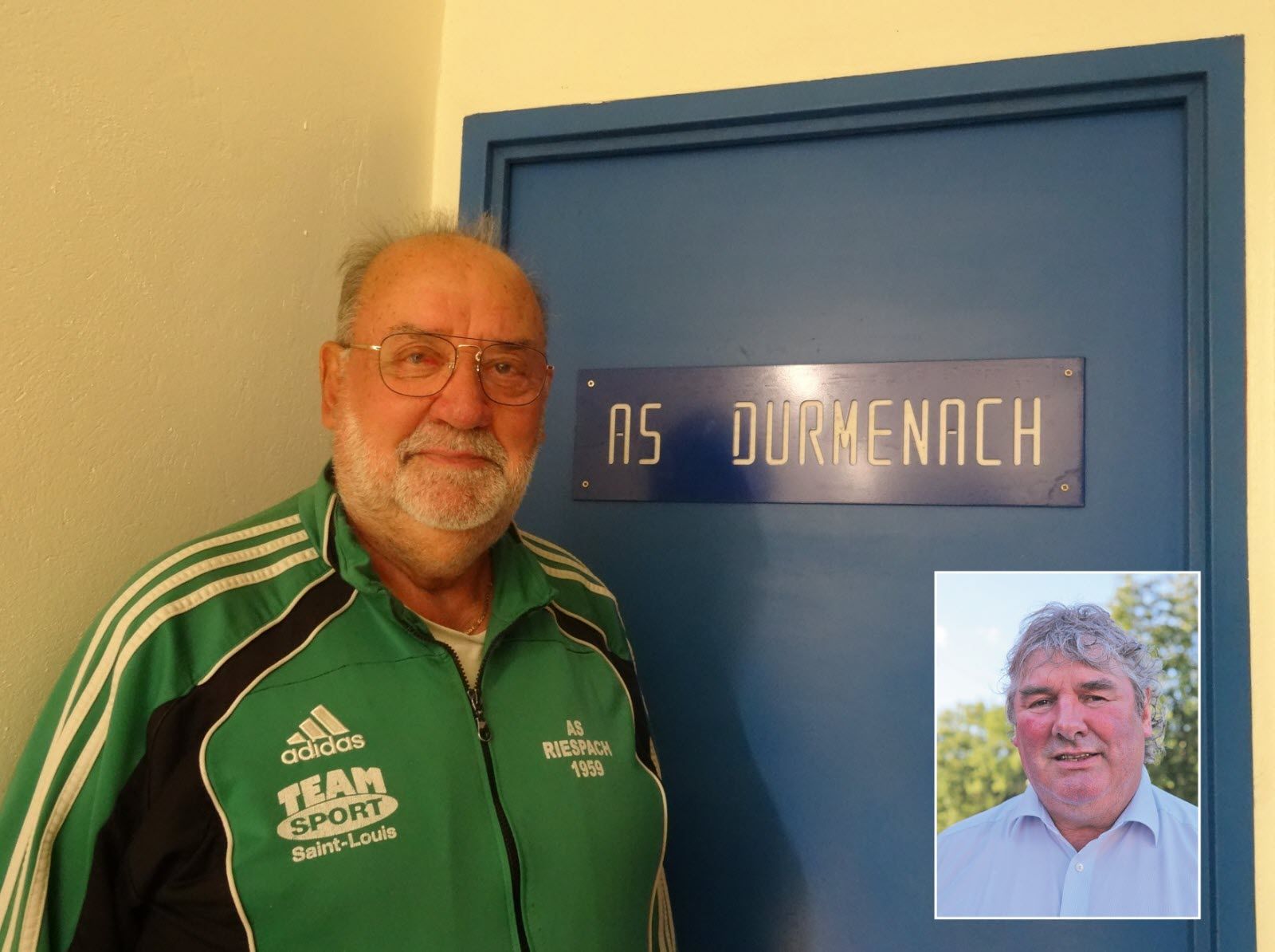 Un homme portant une veste adidas verte se tient devant une porte bleue