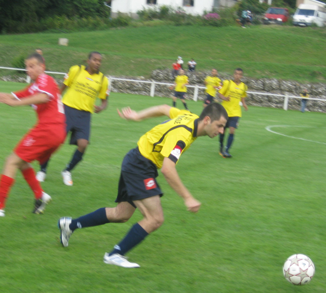 Un joueur de football portant un maillot jaune avec le mot lotto dessus