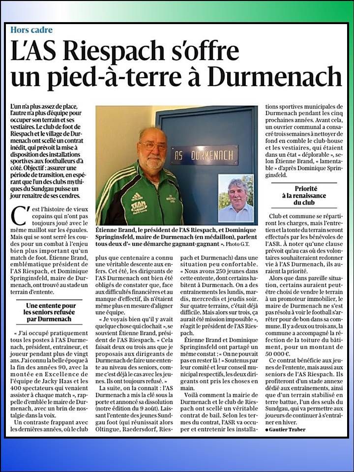 Un homme se tient devant une porte dans un article de journal.