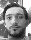 Un homme avec une barbe prend un selfie sur une photo en noir et blanc.
