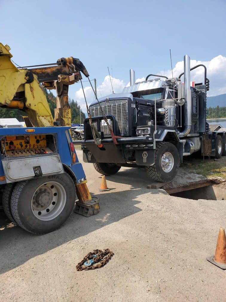Heavy truck wheel-lift towing with wrecker service