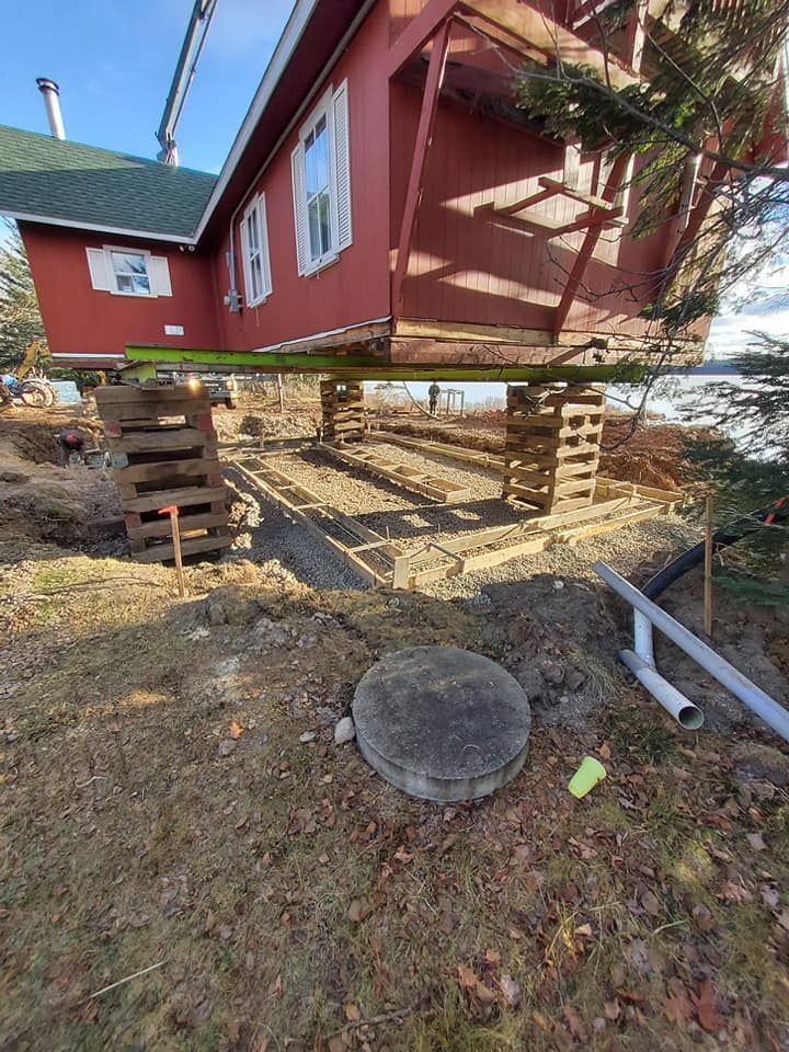 Une maison rouge est déplacée vers un nouvel emplacement.