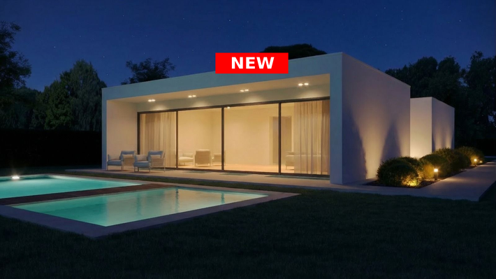 Villa moderna bianca di notte con interni illuminati, piscina antistante e un'insegna rossa con la scritta "NUOVO" sul tetto.