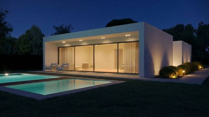 Casa moderna bianca al crepuscolo con finestre illuminate e una piscina rettangolare in primo piano.