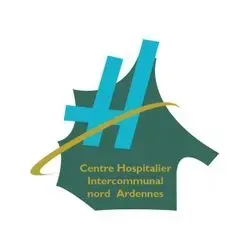 Un groupe de professionnels en tenue décontractée et médicale, assis en cercle, discutent de documents dans une pièce lumineuse.