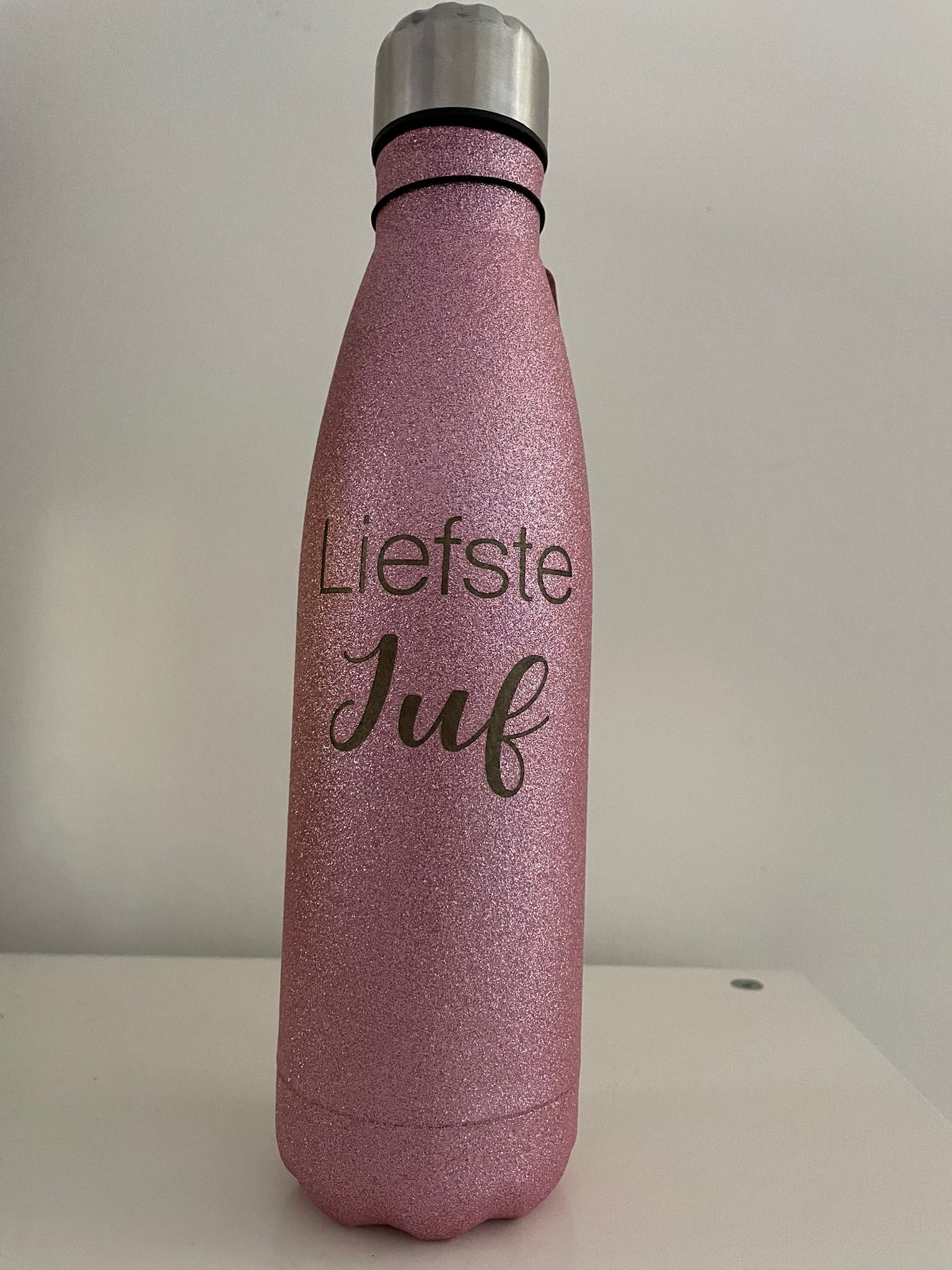 Juffen en meesters zijn altijd zo druk bezig dat ze vergeten te drinken. Met deze kleurrijke drinkfles op het bureau is dat verleden tijd.