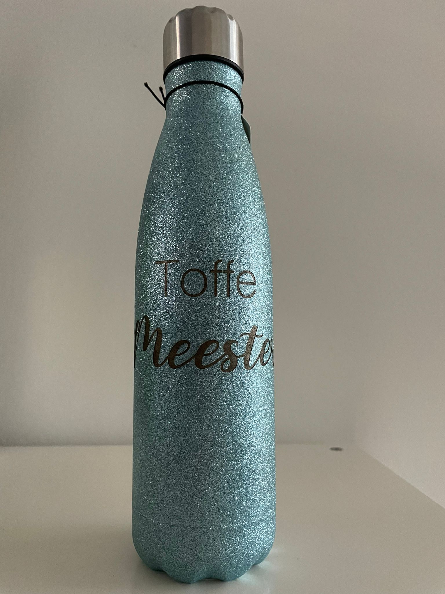 Juffen en meesters zijn altijd zo druk bezig dat ze vergeten te drinken. Met deze kleurrijke drinkfles op het bureau is dat verleden tijd.