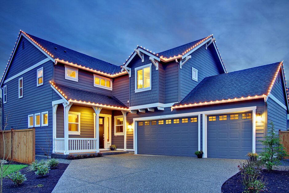 A large house with christmas lights on the roof
