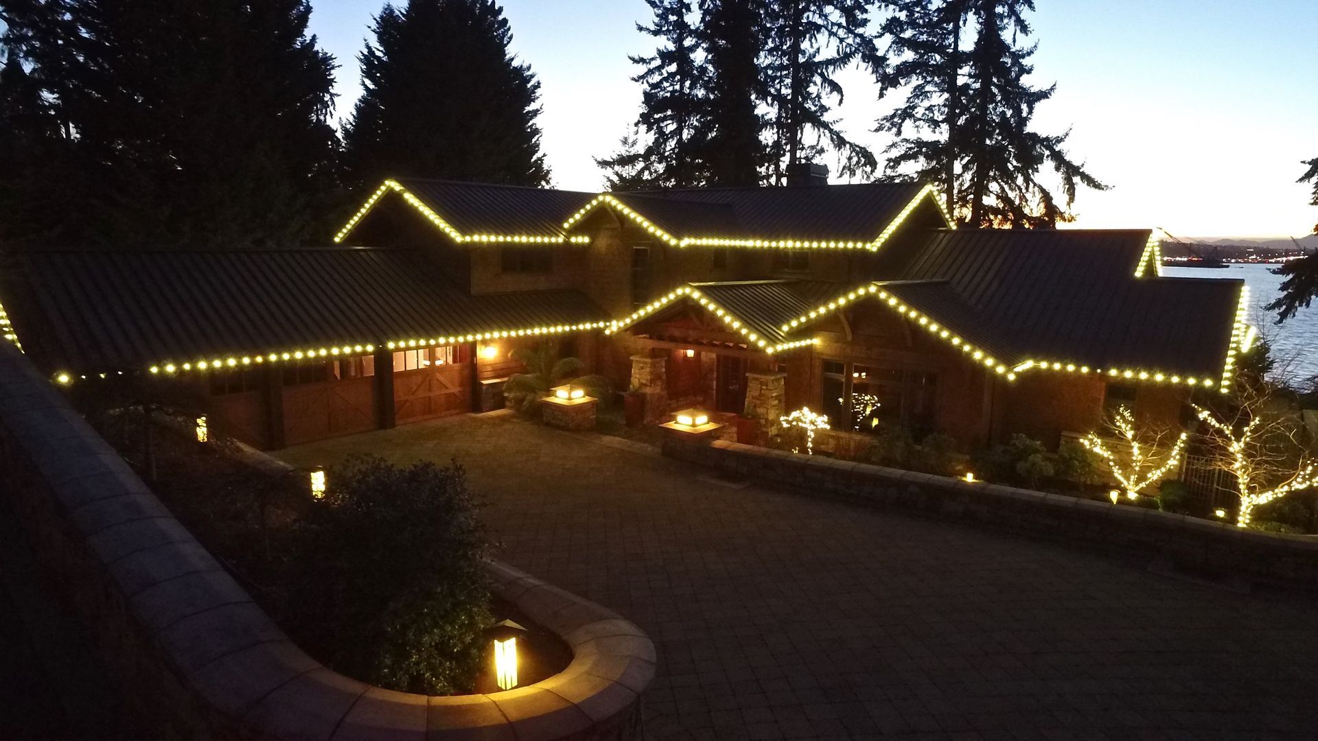 A large house with christmas lights on the roof