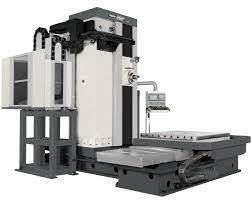 Une grande machine est posée sur une table sur un fond blanc.