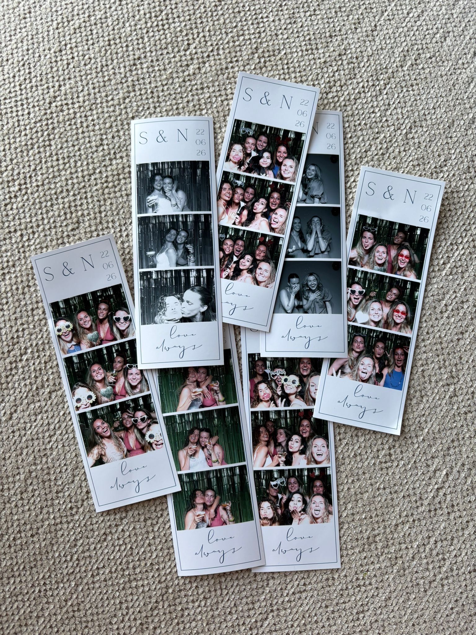 Verspreide fotostrookjes met een groep lachende mensen op een gestructureerde grijze ondergrond.