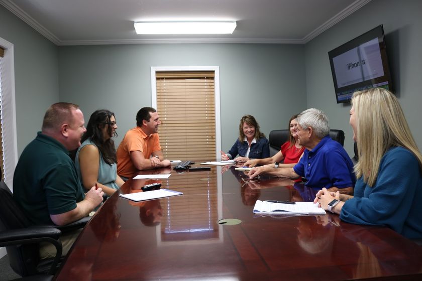 Business-people-discussing-the-charts-and-graphs