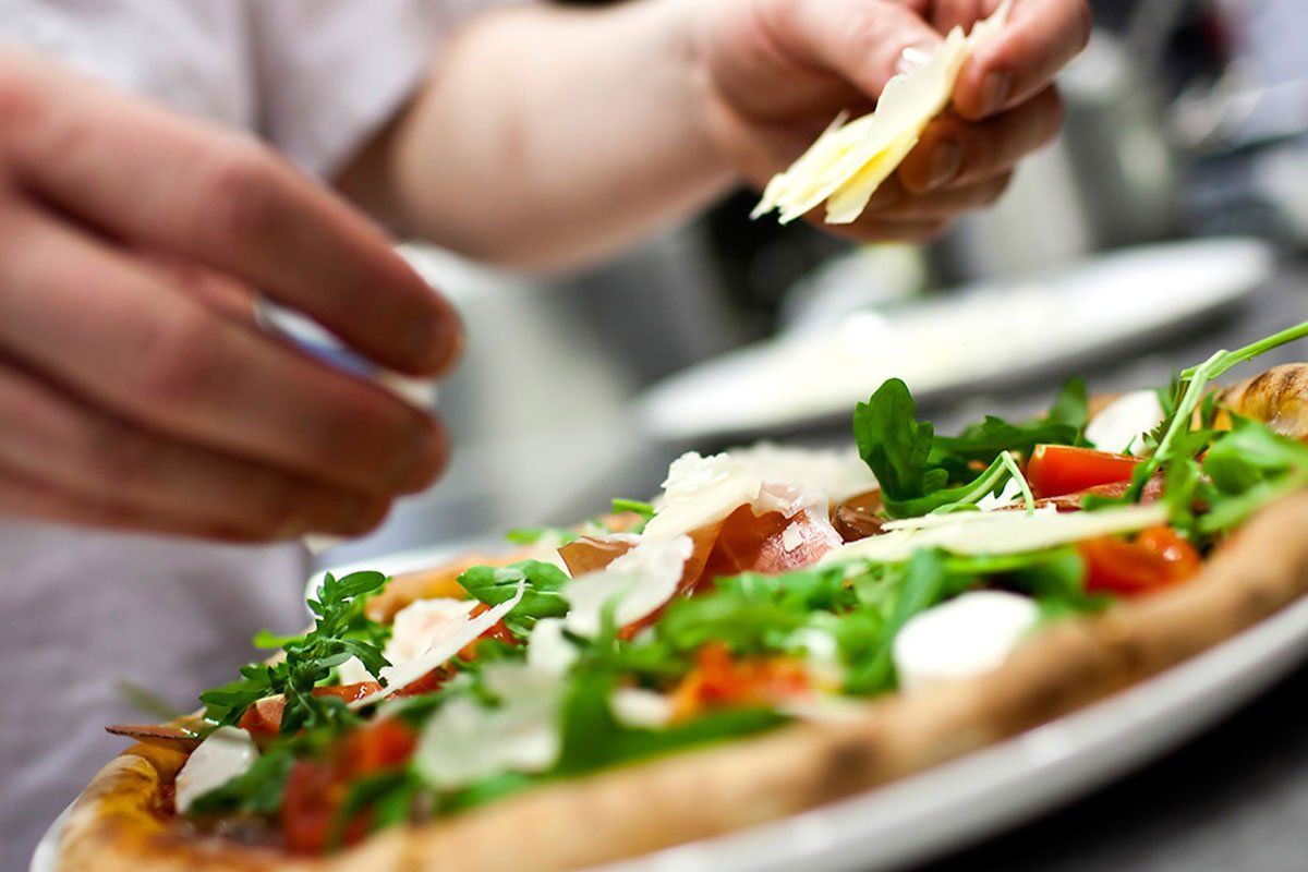 pizza con prosciutto e rucola