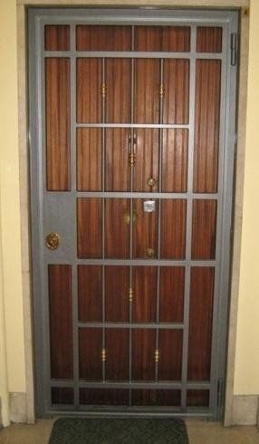 porta in legno con inferriata