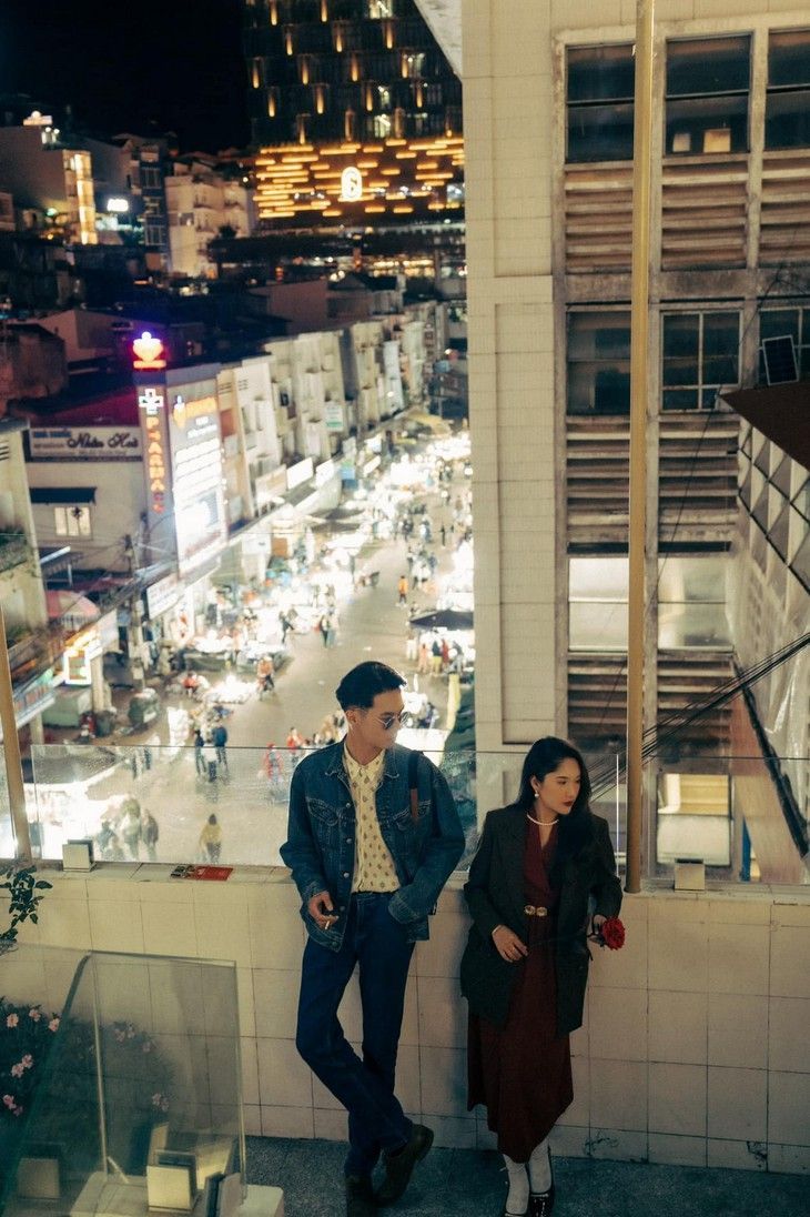 A stylish couple exploring Dalat Night Market, a top romantic getaway in Vietnam with street food and lights.