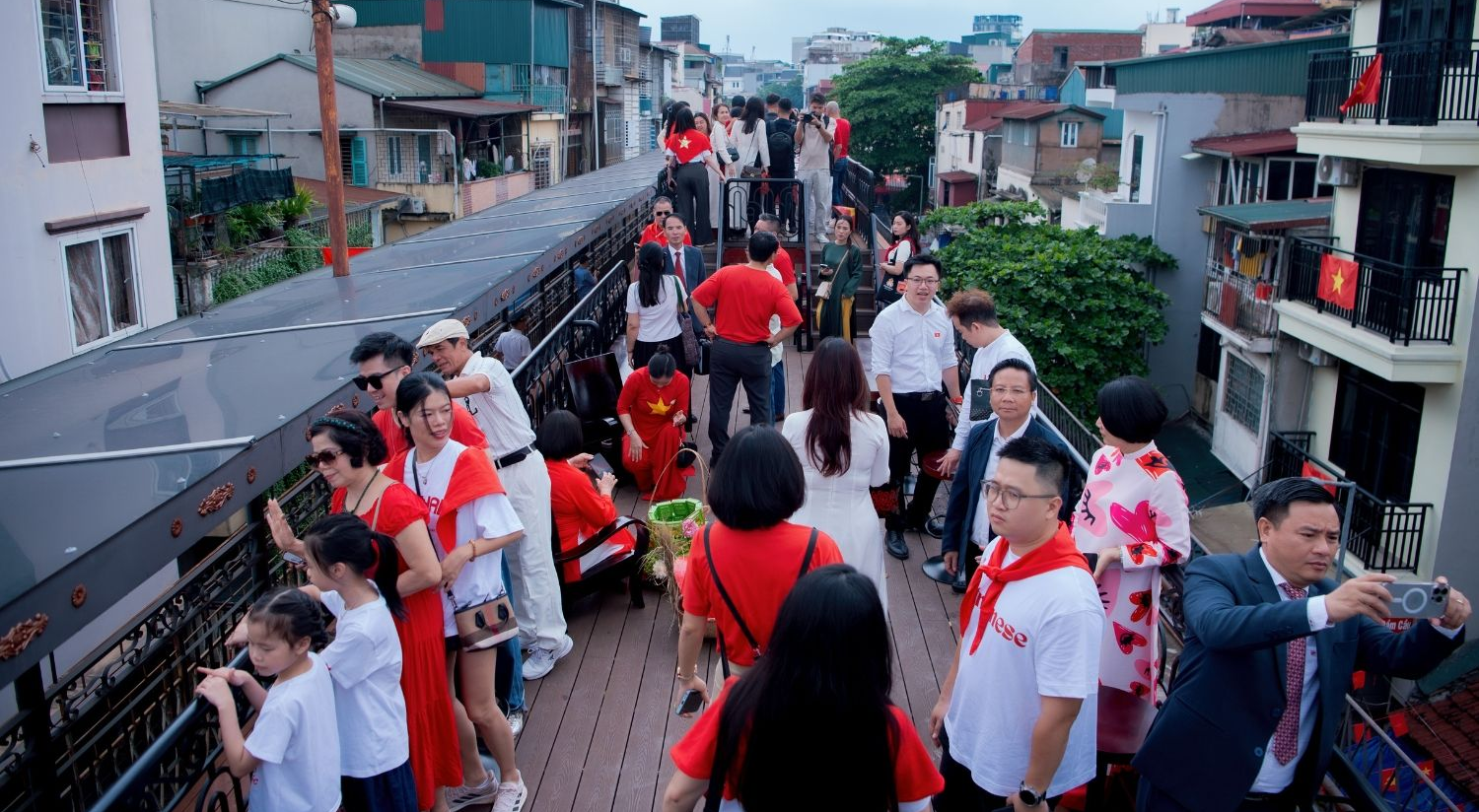 Train passengers took photos on the outdoor space